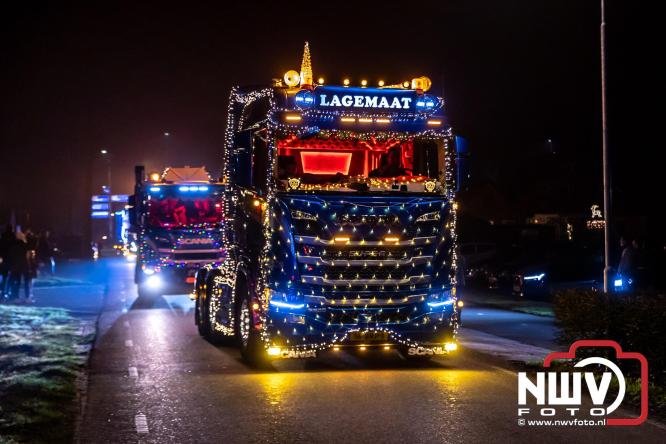 Tachtig trucks verlichten de gemeente Oldebroek tijdens de Truckers Lichtjesparade Oldebroek. - &copy; NWVFoto.nl
