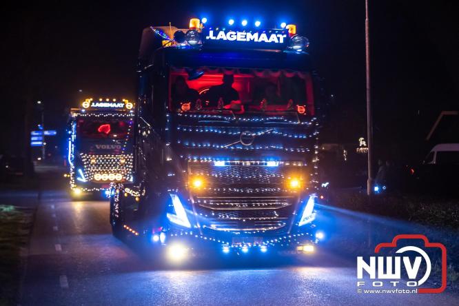 Tachtig trucks verlichten de gemeente Oldebroek tijdens de Truckers Lichtjesparade Oldebroek. - &copy; NWVFoto.nl
