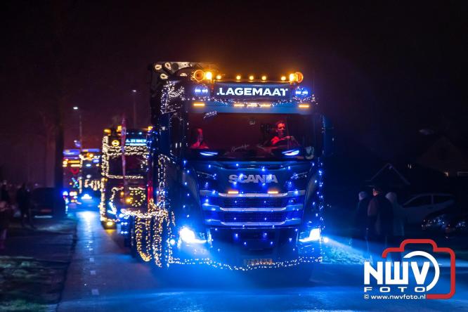 Tachtig trucks verlichten de gemeente Oldebroek tijdens de Truckers Lichtjesparade Oldebroek. - &copy; NWVFoto.nl