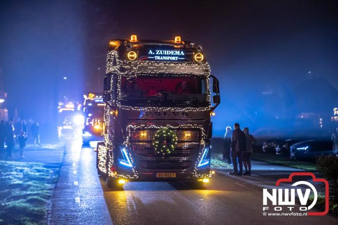 Tachtig trucks verlichten de gemeente Oldebroek tijdens de Truckers Lichtjesparade Oldebroek. - &copy; NWVFoto.nl