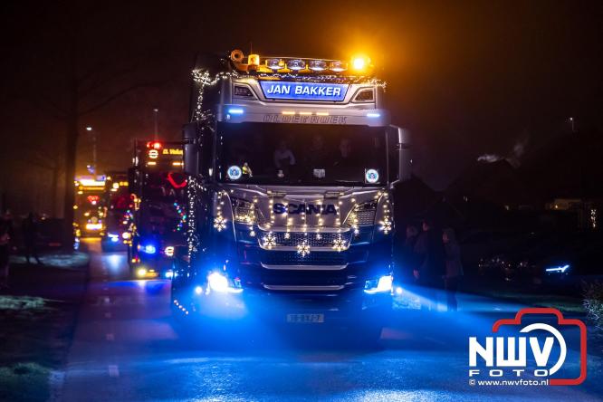 Tachtig trucks verlichten de gemeente Oldebroek tijdens de Truckers Lichtjesparade Oldebroek. - &copy; NWVFoto.nl
