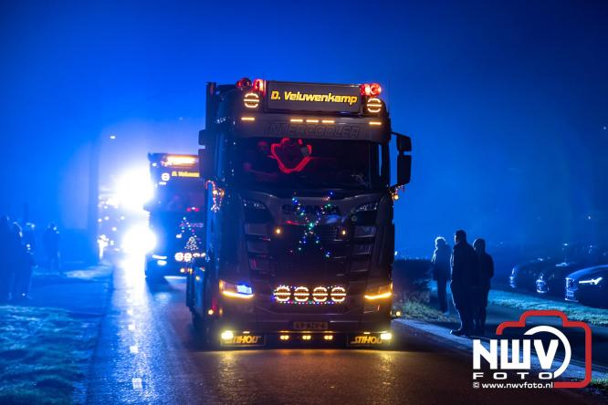 Tachtig trucks verlichten de gemeente Oldebroek tijdens de Truckers Lichtjesparade Oldebroek. - &copy; NWVFoto.nl