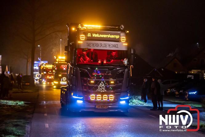 Tachtig trucks verlichten de gemeente Oldebroek tijdens de Truckers Lichtjesparade Oldebroek. - &copy; NWVFoto.nl