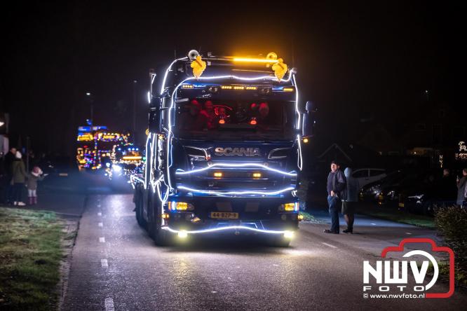 Tachtig trucks verlichten de gemeente Oldebroek tijdens de Truckers Lichtjesparade Oldebroek. - &copy; NWVFoto.nl