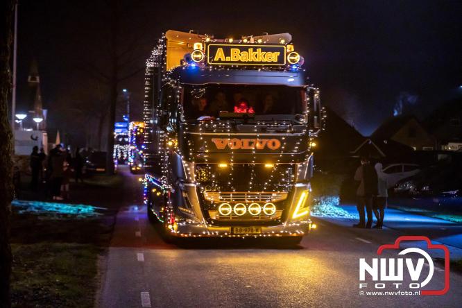 Tachtig trucks verlichten de gemeente Oldebroek tijdens de Truckers Lichtjesparade Oldebroek. - &copy; NWVFoto.nl