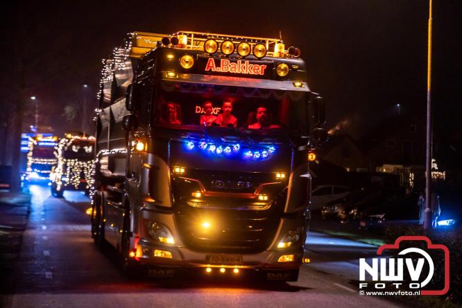 Tachtig trucks verlichten de gemeente Oldebroek tijdens de Truckers Lichtjesparade Oldebroek. - &copy; NWVFoto.nl