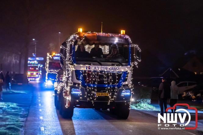 Tachtig trucks verlichten de gemeente Oldebroek tijdens de Truckers Lichtjesparade Oldebroek. - &copy; NWVFoto.nl