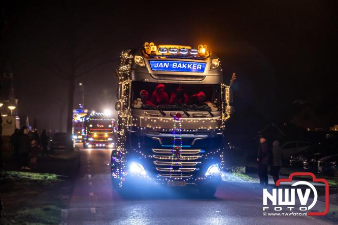 Tachtig trucks verlichten de gemeente Oldebroek tijdens de Truckers Lichtjesparade Oldebroek. - &copy; NWVFoto.nl