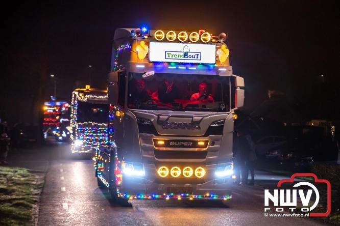 Tachtig trucks verlichten de gemeente Oldebroek tijdens de Truckers Lichtjesparade Oldebroek. - &copy; NWVFoto.nl