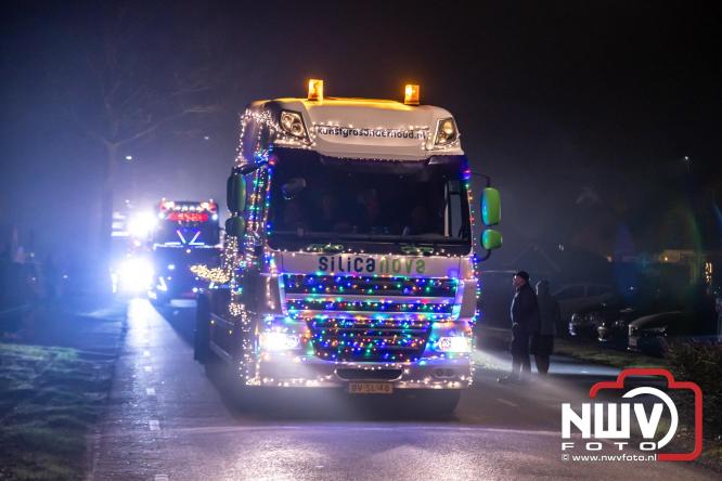 Tachtig trucks verlichten de gemeente Oldebroek tijdens de Truckers Lichtjesparade Oldebroek. - &copy; NWVFoto.nl