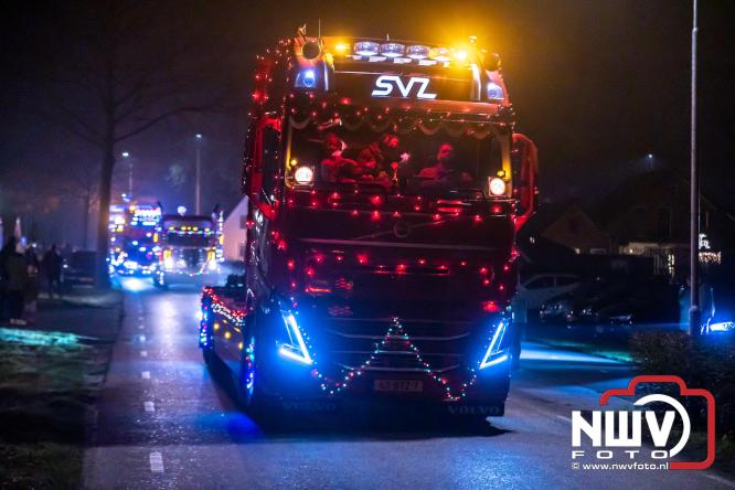 Tachtig trucks verlichten de gemeente Oldebroek tijdens de Truckers Lichtjesparade Oldebroek. - &copy; NWVFoto.nl