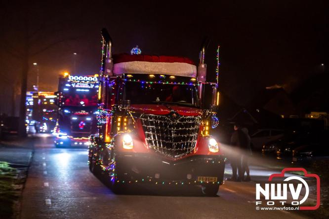 Tachtig trucks verlichten de gemeente Oldebroek tijdens de Truckers Lichtjesparade Oldebroek. - &copy; NWVFoto.nl