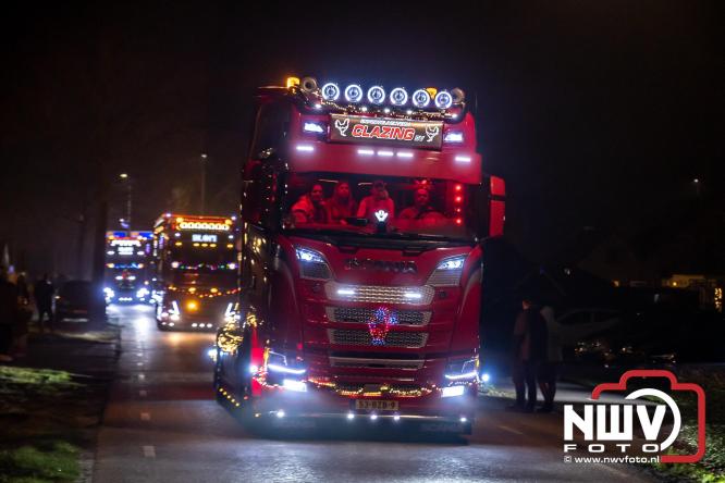 Tachtig trucks verlichten de gemeente Oldebroek tijdens de Truckers Lichtjesparade Oldebroek. - &copy; NWVFoto.nl