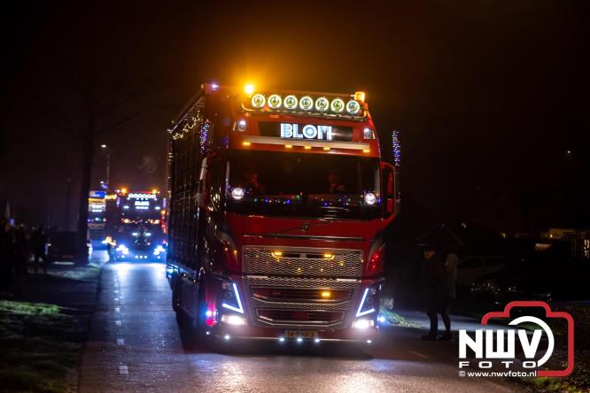 Tachtig trucks verlichten de gemeente Oldebroek tijdens de Truckers Lichtjesparade Oldebroek. - &copy; NWVFoto.nl