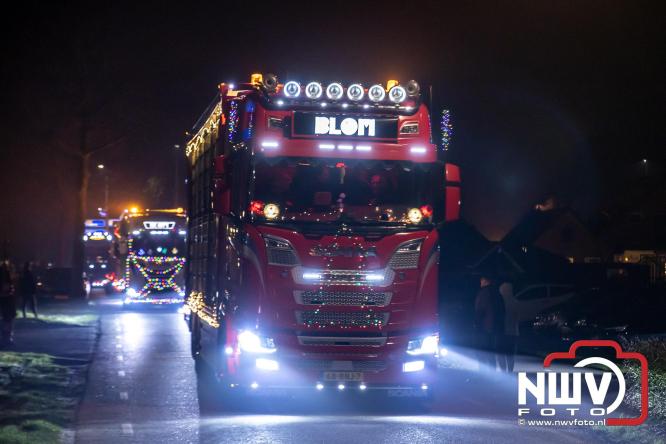Tachtig trucks verlichten de gemeente Oldebroek tijdens de Truckers Lichtjesparade Oldebroek. - &copy; NWVFoto.nl