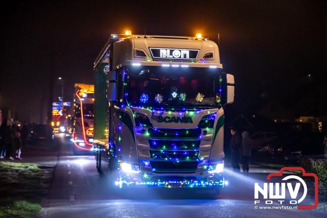 Tachtig trucks verlichten de gemeente Oldebroek tijdens de Truckers Lichtjesparade Oldebroek. - &copy; NWVFoto.nl