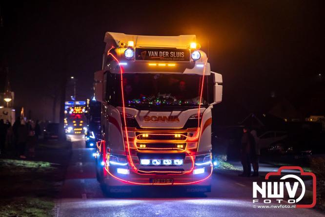 Tachtig trucks verlichten de gemeente Oldebroek tijdens de Truckers Lichtjesparade Oldebroek. - &copy; NWVFoto.nl