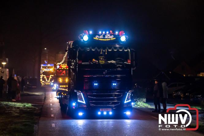 Tachtig trucks verlichten de gemeente Oldebroek tijdens de Truckers Lichtjesparade Oldebroek. - &copy; NWVFoto.nl