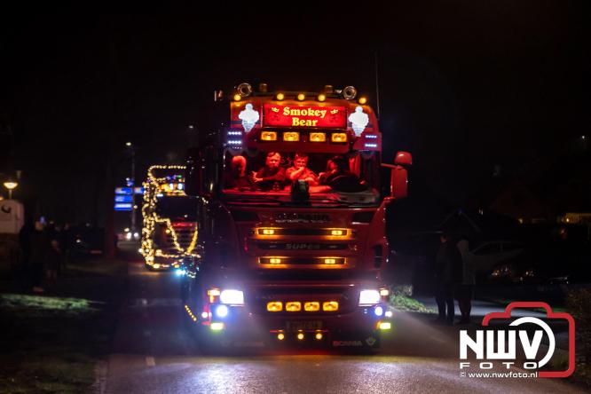 Tachtig trucks verlichten de gemeente Oldebroek tijdens de Truckers Lichtjesparade Oldebroek. - &copy; NWVFoto.nl