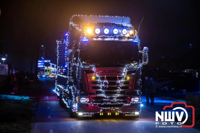 Tachtig trucks verlichten de gemeente Oldebroek tijdens de Truckers Lichtjesparade Oldebroek. - &copy; NWVFoto.nl