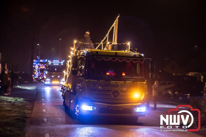 Tachtig trucks verlichten de gemeente Oldebroek tijdens de Truckers Lichtjesparade Oldebroek. - &copy; NWVFoto.nl