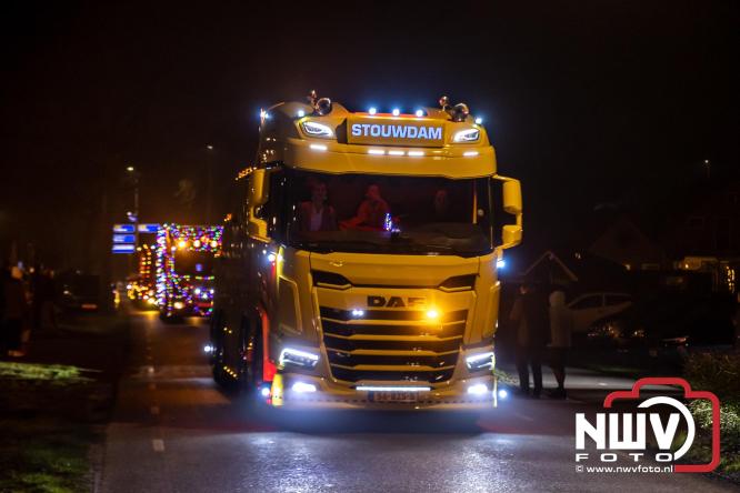 Tachtig trucks verlichten de gemeente Oldebroek tijdens de Truckers Lichtjesparade Oldebroek. - &copy; NWVFoto.nl