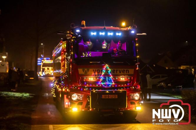 Tachtig trucks verlichten de gemeente Oldebroek tijdens de Truckers Lichtjesparade Oldebroek. - &copy; NWVFoto.nl