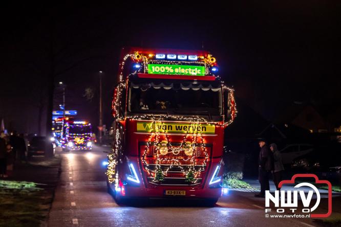 Tachtig trucks verlichten de gemeente Oldebroek tijdens de Truckers Lichtjesparade Oldebroek. - &copy; NWVFoto.nl