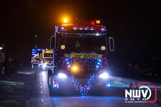 Tachtig trucks verlichten de gemeente Oldebroek tijdens de Truckers Lichtjesparade Oldebroek. - &copy; NWVFoto.nl