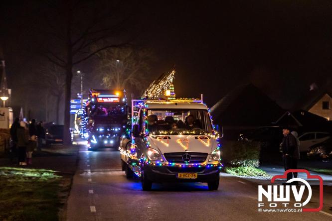 Tachtig trucks verlichten de gemeente Oldebroek tijdens de Truckers Lichtjesparade Oldebroek. - &copy; NWVFoto.nl