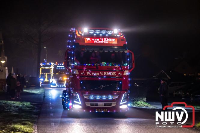 Tachtig trucks verlichten de gemeente Oldebroek tijdens de Truckers Lichtjesparade Oldebroek. - &copy; NWVFoto.nl