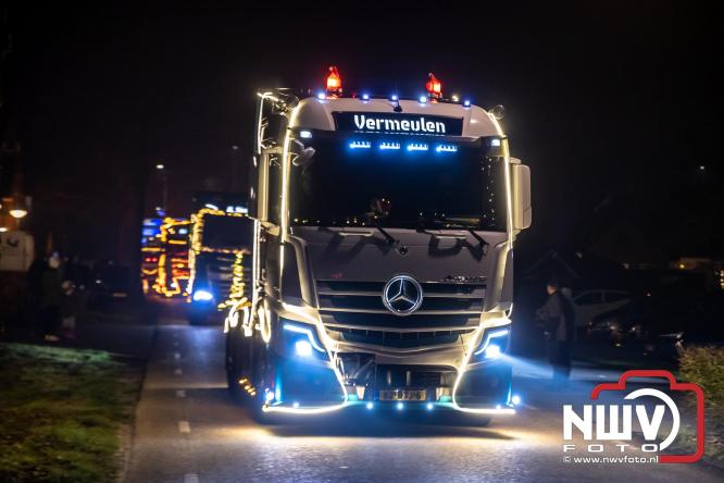 Tachtig trucks verlichten de gemeente Oldebroek tijdens de Truckers Lichtjesparade Oldebroek. - &copy; NWVFoto.nl