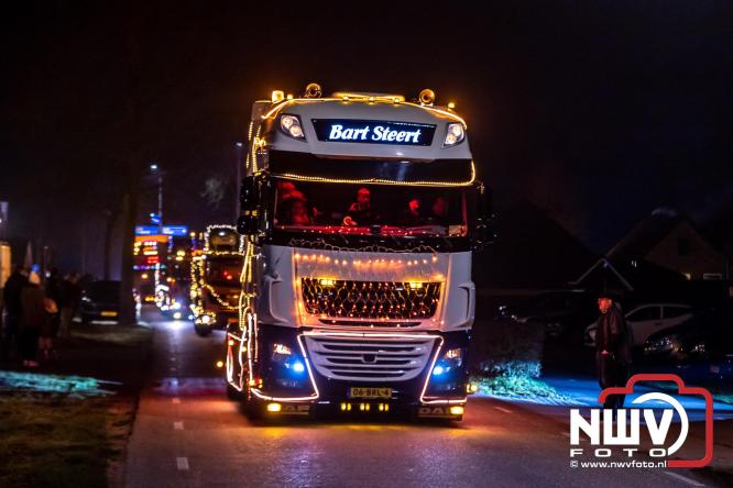 Tachtig trucks verlichten de gemeente Oldebroek tijdens de Truckers Lichtjesparade Oldebroek. - &copy; NWVFoto.nl