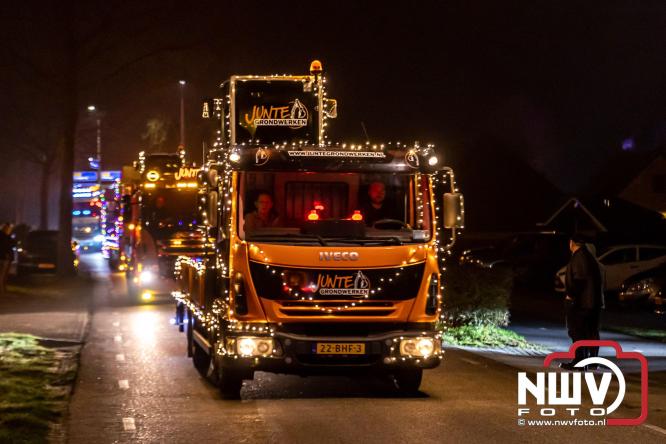 Tachtig trucks verlichten de gemeente Oldebroek tijdens de Truckers Lichtjesparade Oldebroek. - &copy; NWVFoto.nl