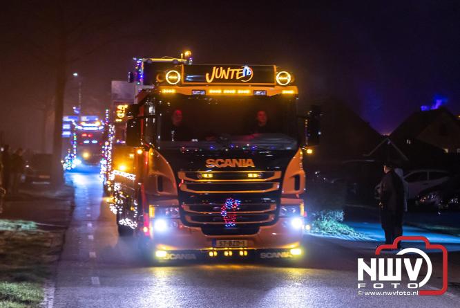 Tachtig trucks verlichten de gemeente Oldebroek tijdens de Truckers Lichtjesparade Oldebroek. - &copy; NWVFoto.nl