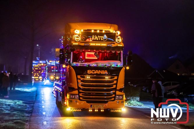 Tachtig trucks verlichten de gemeente Oldebroek tijdens de Truckers Lichtjesparade Oldebroek. - &copy; NWVFoto.nl
