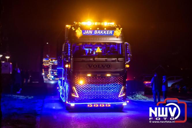 Tachtig trucks verlichten de gemeente Oldebroek tijdens de Truckers Lichtjesparade Oldebroek. - &copy; NWVFoto.nl