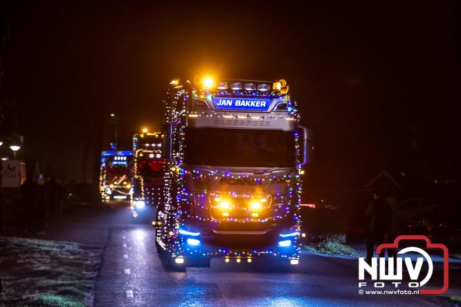 Tachtig trucks verlichten de gemeente Oldebroek tijdens de Truckers Lichtjesparade Oldebroek. - &copy; NWVFoto.nl
