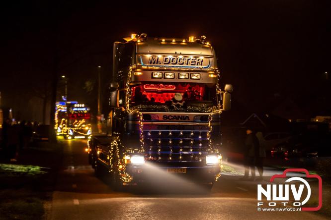 Tachtig trucks verlichten de gemeente Oldebroek tijdens de Truckers Lichtjesparade Oldebroek. - &copy; NWVFoto.nl