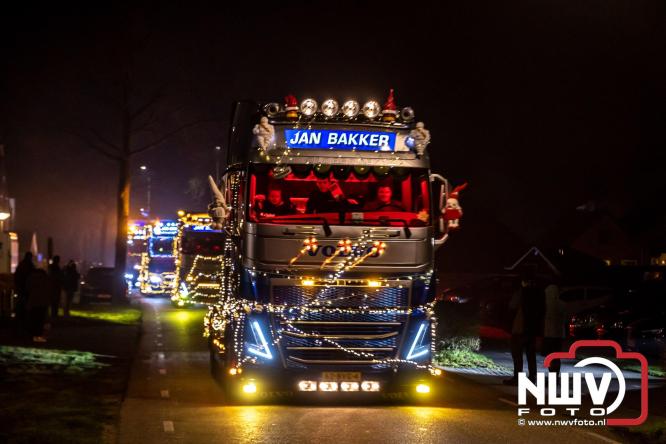 Tachtig trucks verlichten de gemeente Oldebroek tijdens de Truckers Lichtjesparade Oldebroek. - &copy; NWVFoto.nl