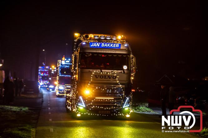 Tachtig trucks verlichten de gemeente Oldebroek tijdens de Truckers Lichtjesparade Oldebroek. - &copy; NWVFoto.nl