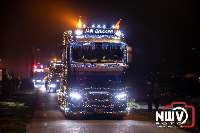 Tachtig trucks verlichten de gemeente Oldebroek tijdens de Truckers Lichtjesparade Oldebroek. - &copy; NWVFoto.nl
