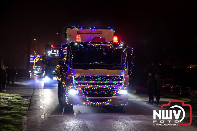 Tachtig trucks verlichten de gemeente Oldebroek tijdens de Truckers Lichtjesparade Oldebroek. - &copy; NWVFoto.nl
