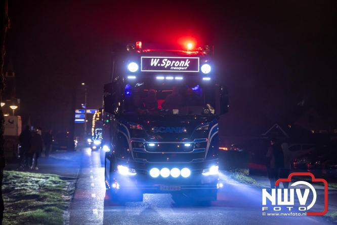 Tachtig trucks verlichten de gemeente Oldebroek tijdens de Truckers Lichtjesparade Oldebroek. - &copy; NWVFoto.nl