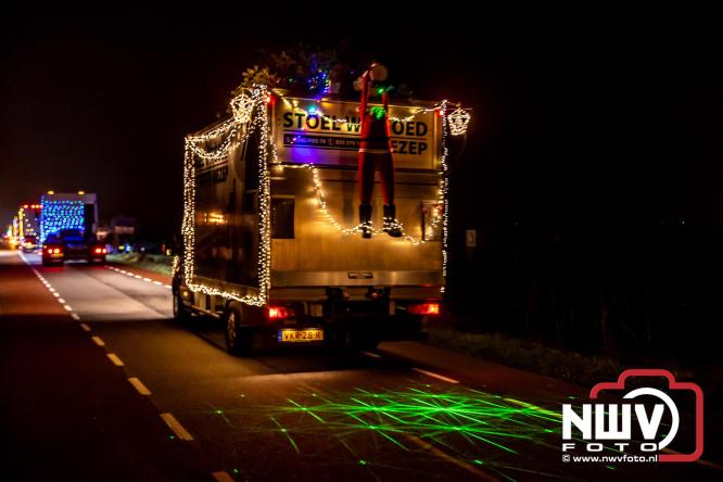 Tachtig trucks verlichten de gemeente Oldebroek tijdens de Truckers Lichtjesparade Oldebroek. - &copy; NWVFoto.nl