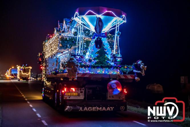 Tachtig trucks verlichten de gemeente Oldebroek tijdens de Truckers Lichtjesparade Oldebroek. - &copy; NWVFoto.nl
