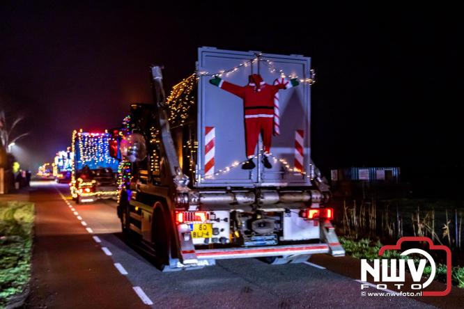 Tachtig trucks verlichten de gemeente Oldebroek tijdens de Truckers Lichtjesparade Oldebroek. - &copy; NWVFoto.nl