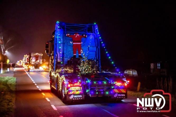 Tachtig trucks verlichten de gemeente Oldebroek tijdens de Truckers Lichtjesparade Oldebroek. - &copy; NWVFoto.nl