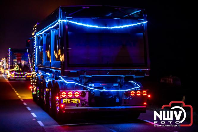 Tachtig trucks verlichten de gemeente Oldebroek tijdens de Truckers Lichtjesparade Oldebroek. - &copy; NWVFoto.nl