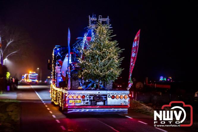 Tachtig trucks verlichten de gemeente Oldebroek tijdens de Truckers Lichtjesparade Oldebroek. - &copy; NWVFoto.nl